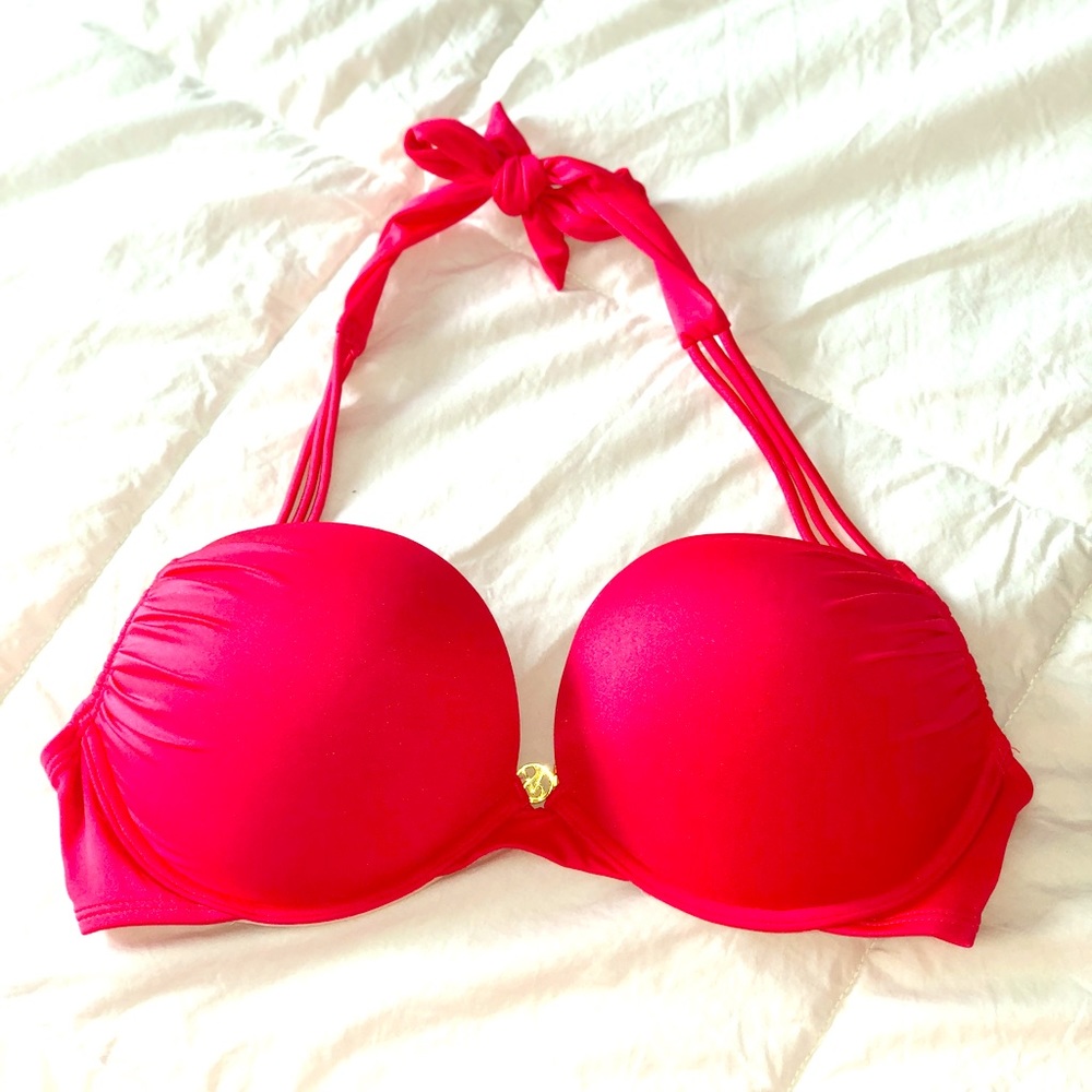 Victoria’s Secret bombshell swim top